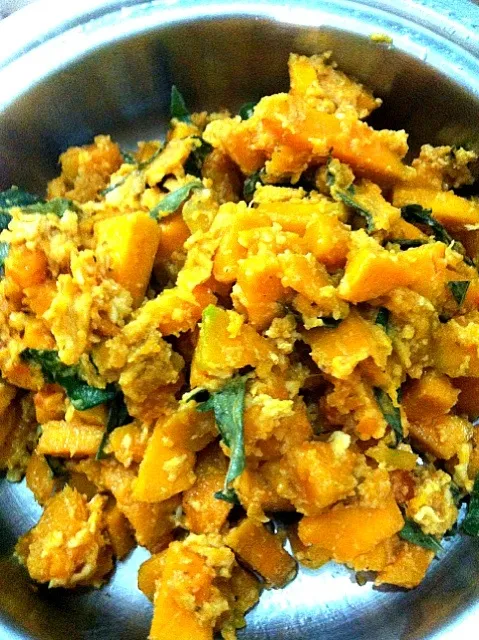 Pan fried pumpkin with salted eggs & curry leaves|laumeikuanさん