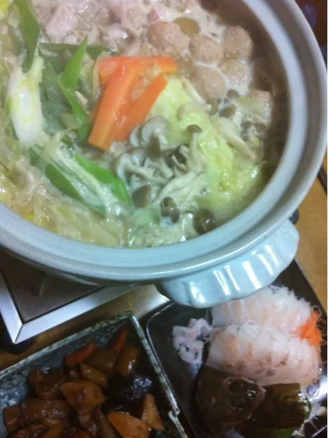 Snapdishの料理写真:とんこつ鳥団子鍋 ヒラメの刺身 野菜残り煮物|笑美子さん