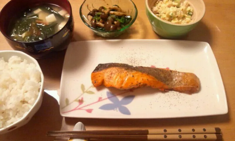 Snapdishの料理写真:サーモンのガーリックオイル焼き定食|ミズノ　タカコさん