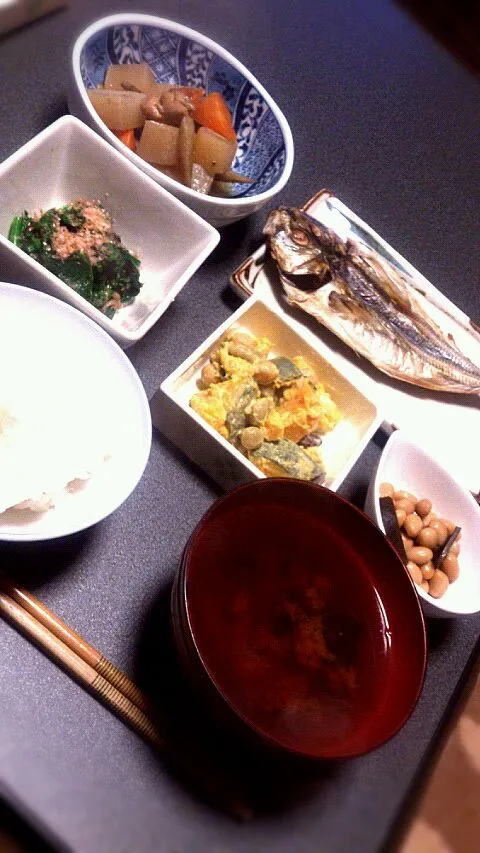 夕飯✾アジの開き・鶏肉と根菜の煮物・ホウレン草となめ茸の和え物・カボチャサラダ・煮豆・お味噌汁|ゆきこさん