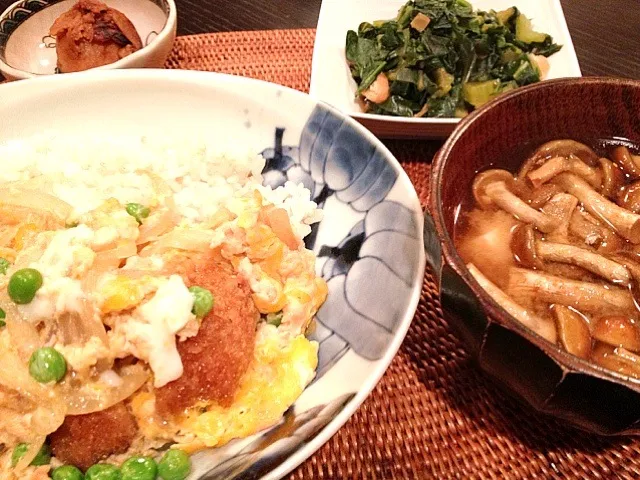 久しぶりにカツ丼。なめこ味噌汁、小松菜の煮浸し、里芋煮ころがし。完璧な定食だね！|松浦有里さん