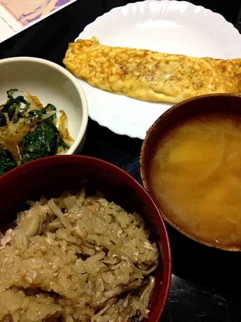 鮭と牛蒡の炊き込みご飯、卵焼き、春菊のおひたし、じゃがいもと玉ねぎの味噌汁 #タロメシ|taro nishidomeさん