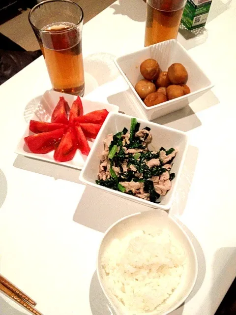 豚ニラの味噌炒め、里芋の煮物、トマト、ごはん|みぽんこつさん