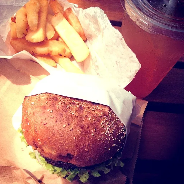 Beef pattie and fries with ice lemon tea at Berg burger Singapore, Haji Lane|Mさん