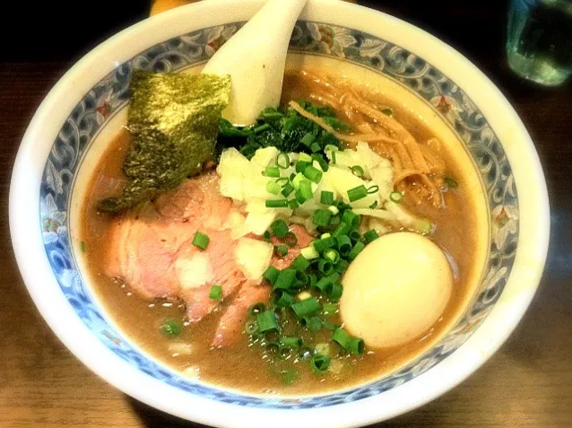 Snapdishの料理写真:煮干豚骨味玉ラーメン|リフルシャッフルさん