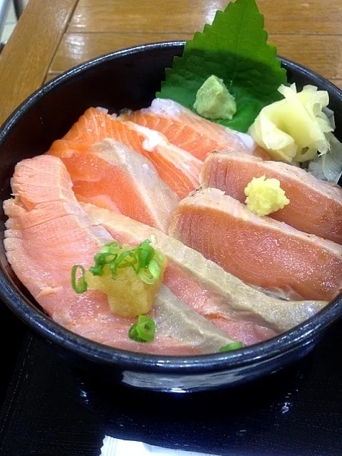 サーモンづくし丼|かなさん