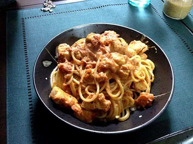 Spaghetti with a tomato cream sauce and chicken/スパゲッティ,トマトクリームソースとチキン|madcarさん