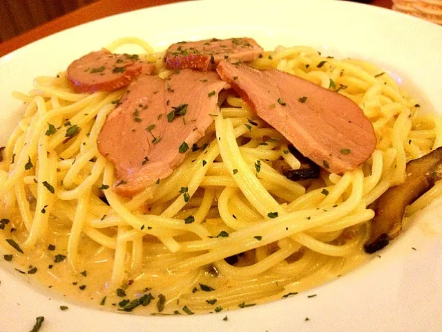 Snapdishの料理写真:Smoked duck & shiitake mushroom pasta|Nicholas Tayさん