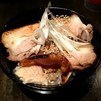 Snapdishの料理写真:鬼武者 炙りチャーシュー丼|タニさんさん