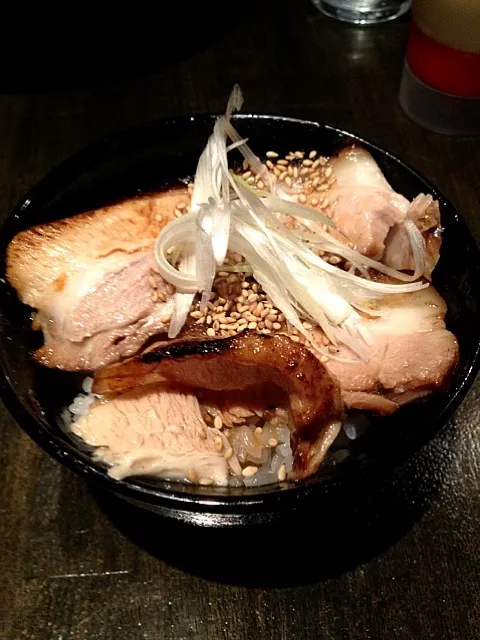 Snapdishの料理写真:鬼武者 炙りチャーシュー丼|タニさんさん