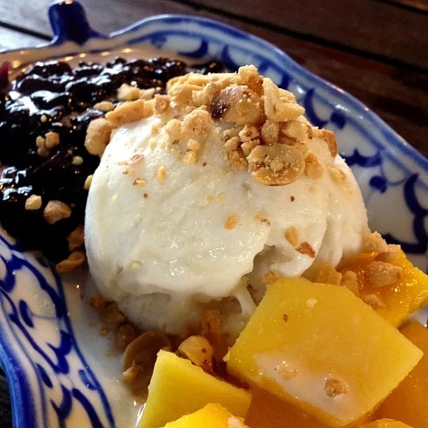 ice cream with black sticky rice and mango|@bangkokさん