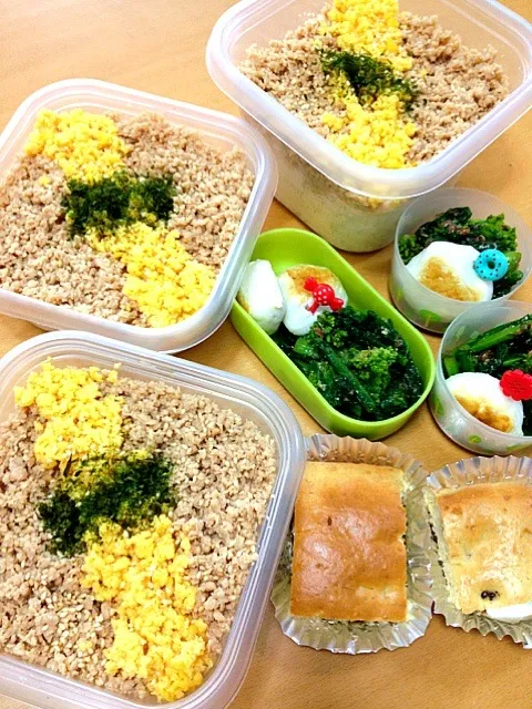 ３人弁当☀鶏＆卵そぼろご飯・菜花のお浸し・丸チーカマ・バナナ＆ラムレーズンのケーキ|chyawaさん