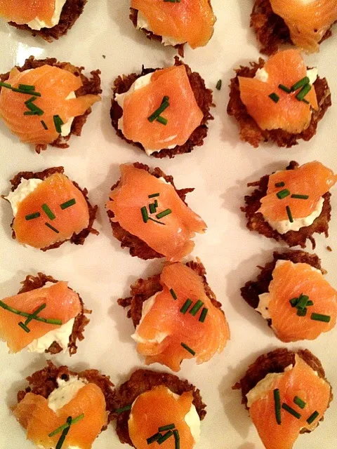 mini potato latkes with crème fraîche, smoked salmon and chives|Nicoleさん