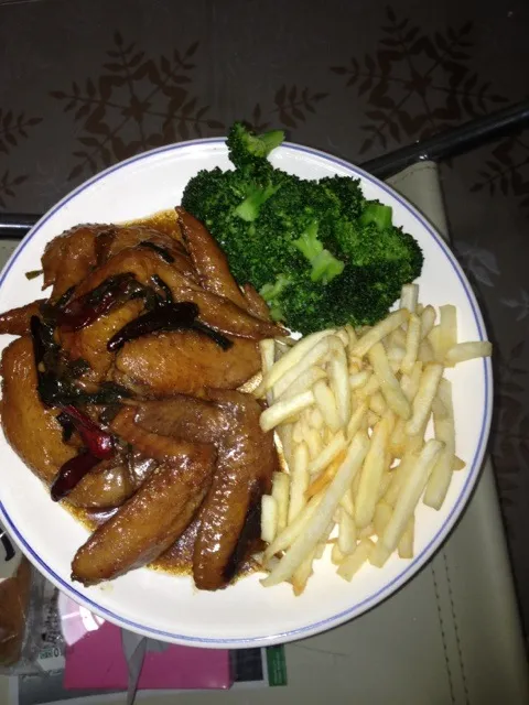 Cocacola chicken wings... With  brocolli and potato fry...|lisnianaさん