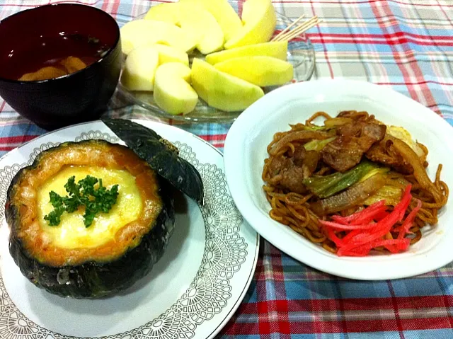 Snapdishの料理写真:焼きそば・坊っちゃんカボチャのグラタン・ごぼう鶏肉すまし汁・りんご|まーままさん