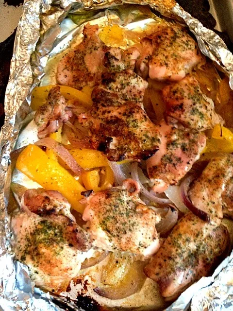 Baked chicken thighs with organic yellow bell peppers and onions|linaさん