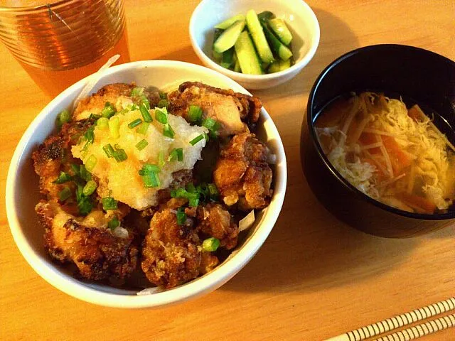 さっぱりおろしの唐揚げ丼、きゅうりの浅漬け、玉子スープ|ゆっこさん