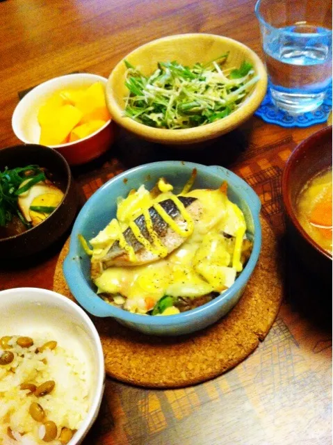 秋鮭と海老とアボカドのマヨチーズ焼き、残りもの角煮、サラダ、豆ごはん、胡麻味噌汁、柿|二宮みさきさん