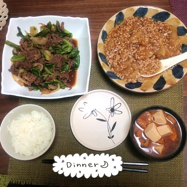 Snapdishの料理写真:牛肉とキャベツの甘辛炒め＆大根のそぼろあんかけ＆豆腐とお揚げの味噌汁|kayoさん