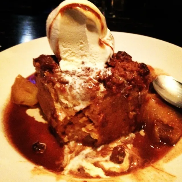 Banana foster bread pudding with dulce de leche sauce and vanilla ice cream|linaさん