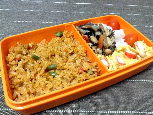 Snapdishの料理写真:トマトドライカレー弁当♡かにかま卵焼き、ひじき煮、えびシューマイ|saniさん