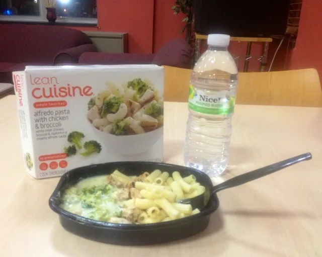 Lean Cuisine Simple Favorites: Alfredo Pasta with Chicken & Broccoli|Alena Eydlishさん