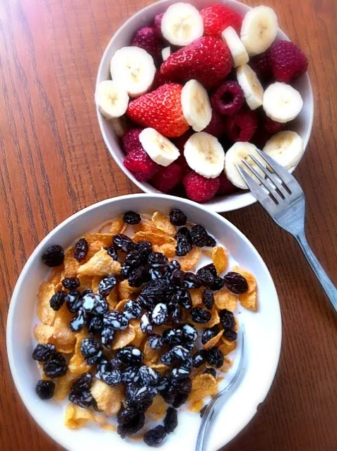 Organic fruits & cereals w/ raisins|Emi Chiba-Smithさん