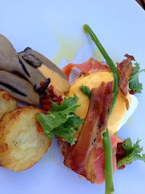 Hot smoked salmon Benedict @Paresa_phuket|michael nassarさん