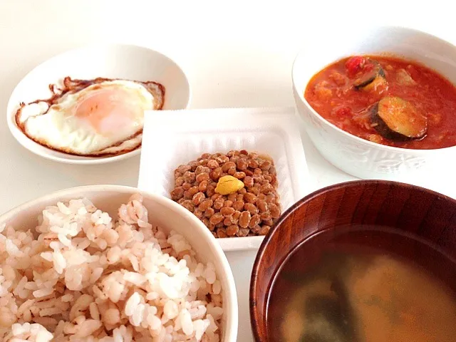 ブランチ。ご飯 ワカメの味噌汁 納豆 目玉焼 野菜と豚肉のトマト煮|amiさん