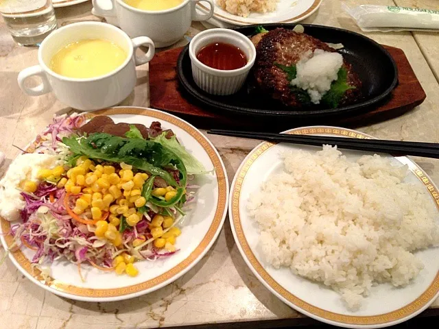 ハンバーグ定食|すかラインさん