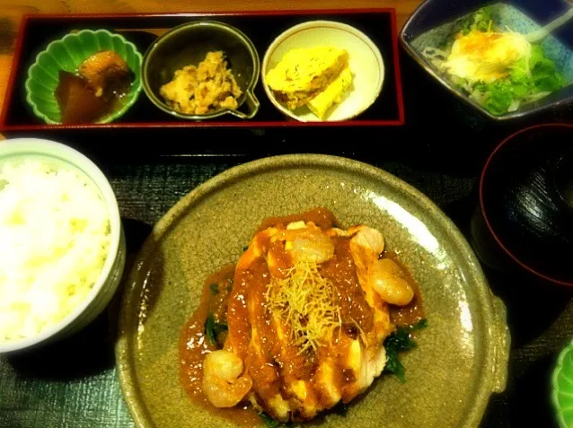 本日のランチ。奥三河地鶏のオーブン焼きカレーソース添え定食。(ﾟдﾟ)ｳﾏｰ 。|JTKさん