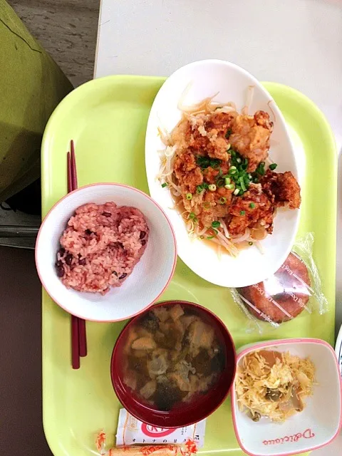 Snapdishの料理写真:鶏の唐揚げおろしポン酢かけ&赤飯 他|Rieさん