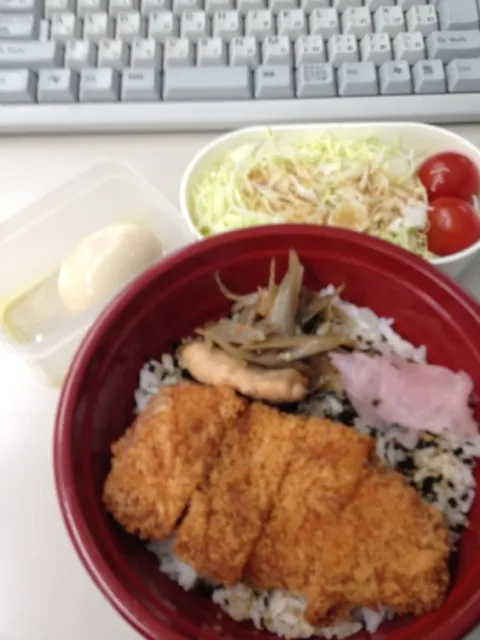 チーズカツ弁当、サラダ、煮卵|おっちさん