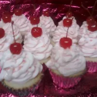 Cherry Almond cupcakes|demetra oliverさん