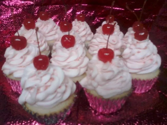 Cherry Almond cupcakes|demetra oliverさん