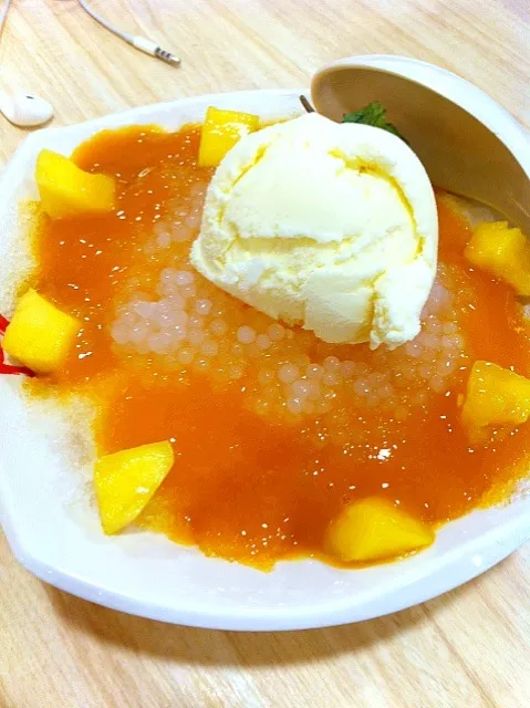 Honey mango with ice cream :}|manasi bhargavさん