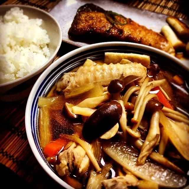 たっぷりきのこと地鶏の手羽先汁、ブリ照り焼きの晩ご飯|谷川 球一さん