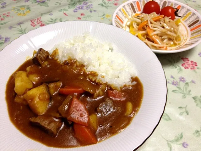 ビーフカレー、モヤシとパプリカのサラダ|直場友紀恵さん