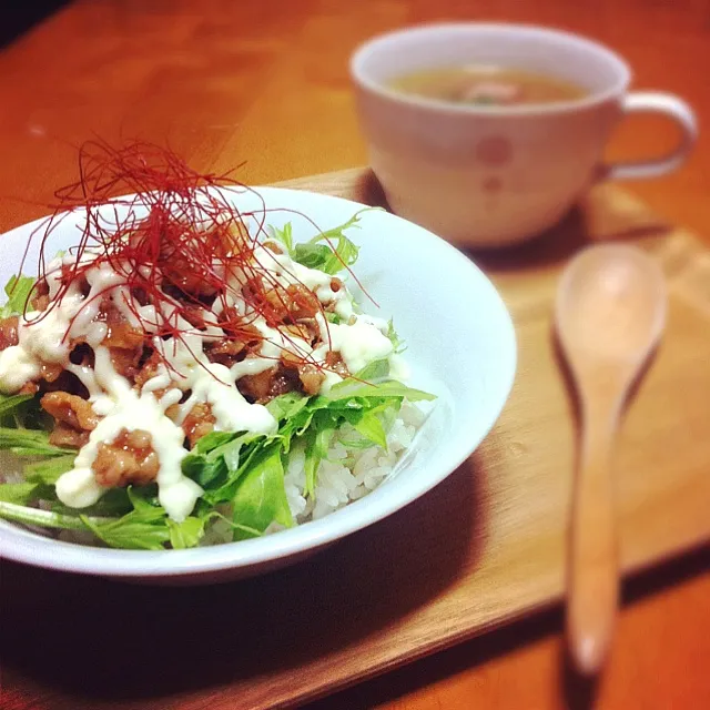 ピリ辛豚丼と玉ねぎのコンソメスープ。|まゆさん