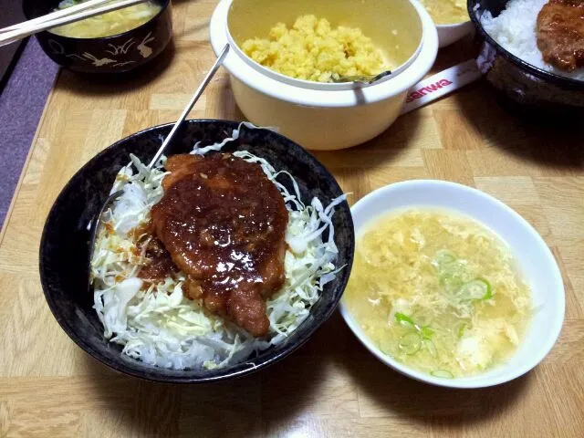 Snapdishの料理写真:トンテキ丼と卵スープ|ラフトさん