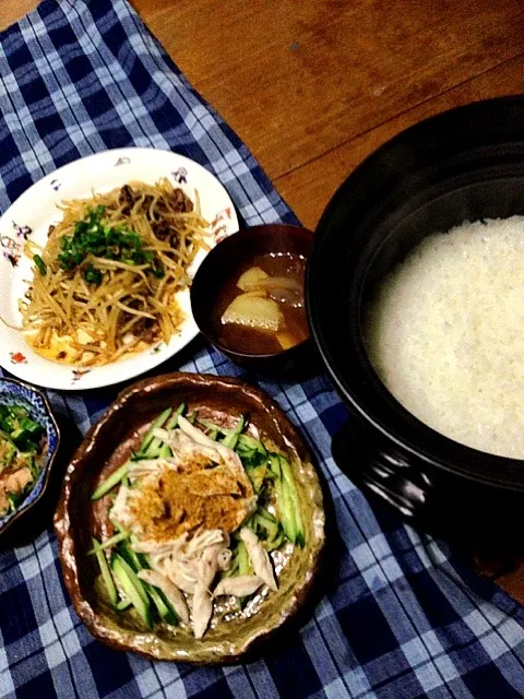 牛肉ともやしのピリ辛炒め、棒棒鶏、オクラのおひたし、玉ねぎとじゃがいものお味噌汁、土鍋で炊いたご飯😄|ぺぽりさん