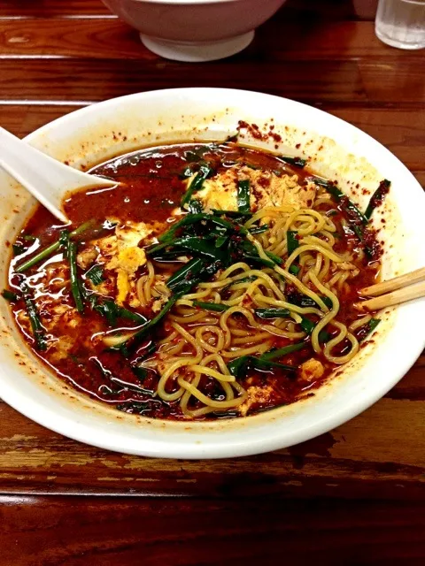 鶏ガラと野菜のスープが基本の担々麺とは違う味、その名も辛麺。|kamedaさん