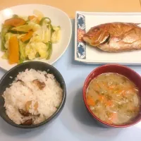 栗おこわ、鯛の煮付け、野菜の塩麹炒め、お味噌汁|🎀Azusa🎀さん