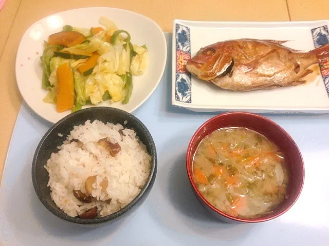 栗おこわ、鯛の煮付け、野菜の塩麹炒め、お味噌汁|🎀Azusa🎀さん