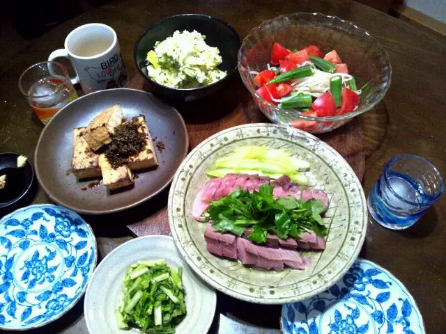 鰹の刺身三つ葉と共に。厚揚げの焼き物。セロリと王林のポテトサラダ。モヤシとオクラとトマトサラダ。|mami_pitschiさん