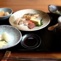 近所の和食屋さん 焼き魚と握りのランチ|Ayumiさん