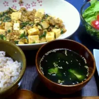 麻婆豆腐、ほうれん草のナムル、わかめとブロッコリーのスープ、レタスサラダ 、雑穀米|つぶあんさん