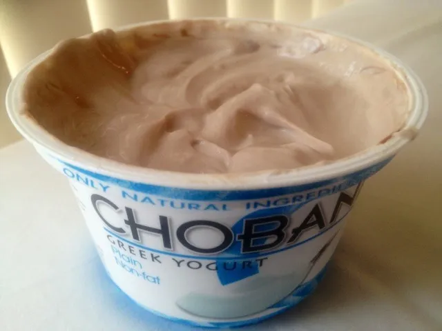 Chobani Plain Non-fat Greek Yogurt with Sugar Free Chocolate Syrup|Alena Eydlishさん