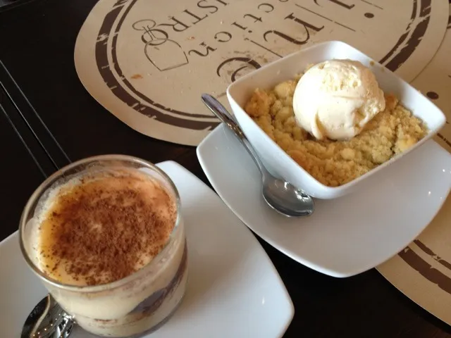 Snapdishの料理写真:Tiramisu and apple crumble|Thanjiraさん