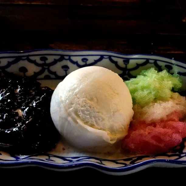 Coconut Ice Cream with black sticky rice and Sarim (Thai Dessert)|@bangkokさん